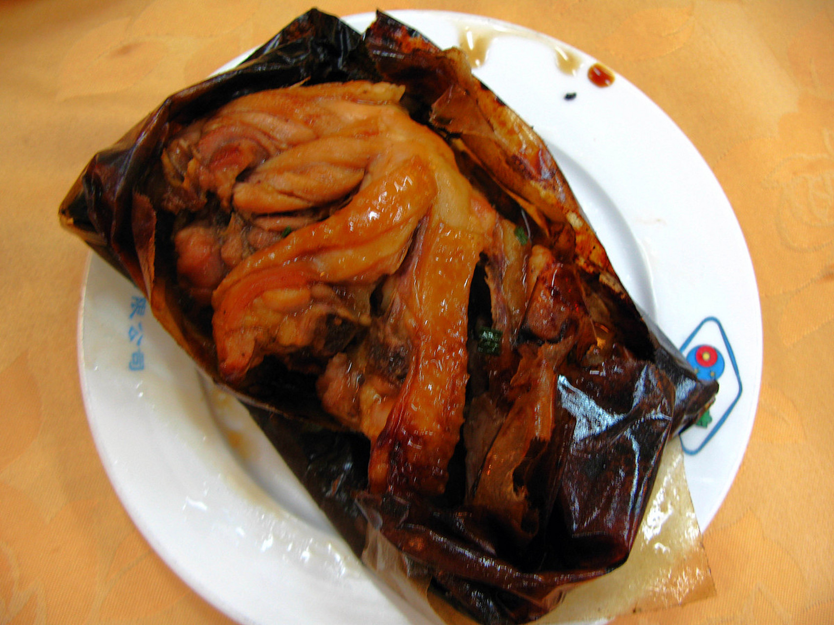 大家好,欢迎来到农村美食课堂,今天我要教大家怎样做纸包鸡,这道菜是