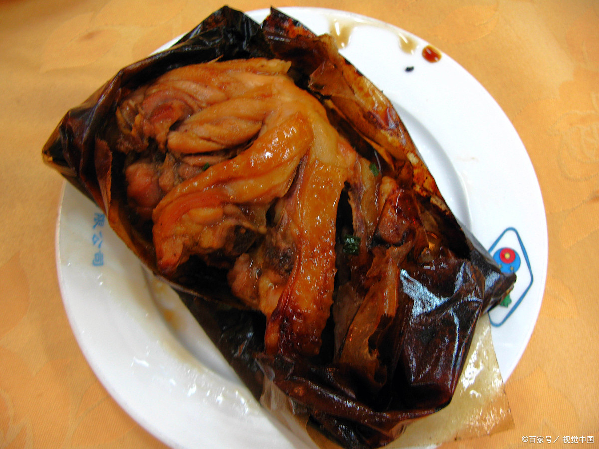 大家好,欢迎来到农村美食课堂,今天我要教大家怎样做纸包鸡,这道菜是