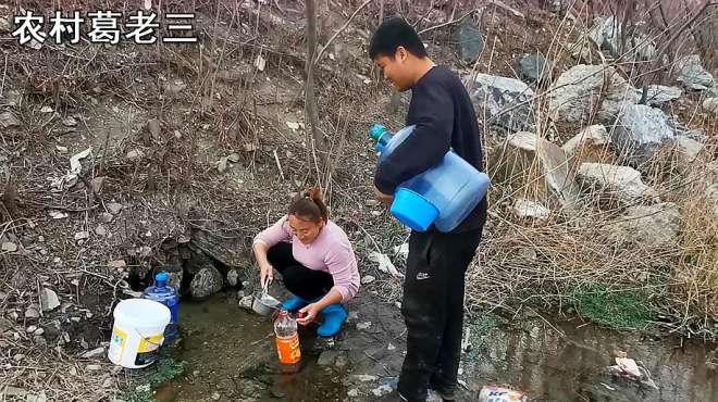 [图]大山里发现一口“神奇”的泉水，排队的人可达上百人，水特别甘甜