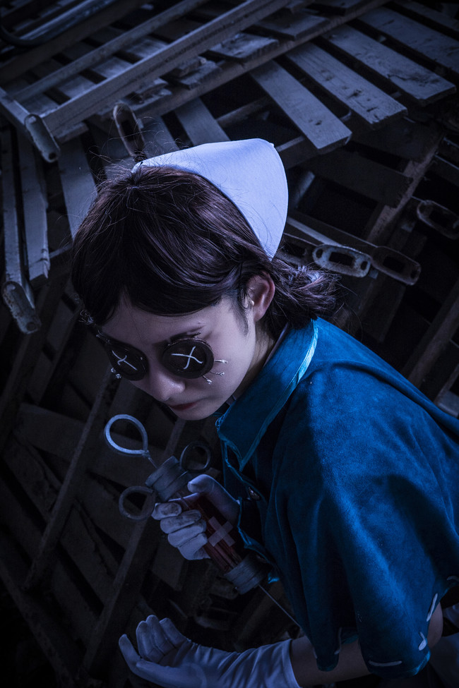 第五人格:医生艾米丽黛儿cos,蒙上眼睛比纽扣眼的她更好看!