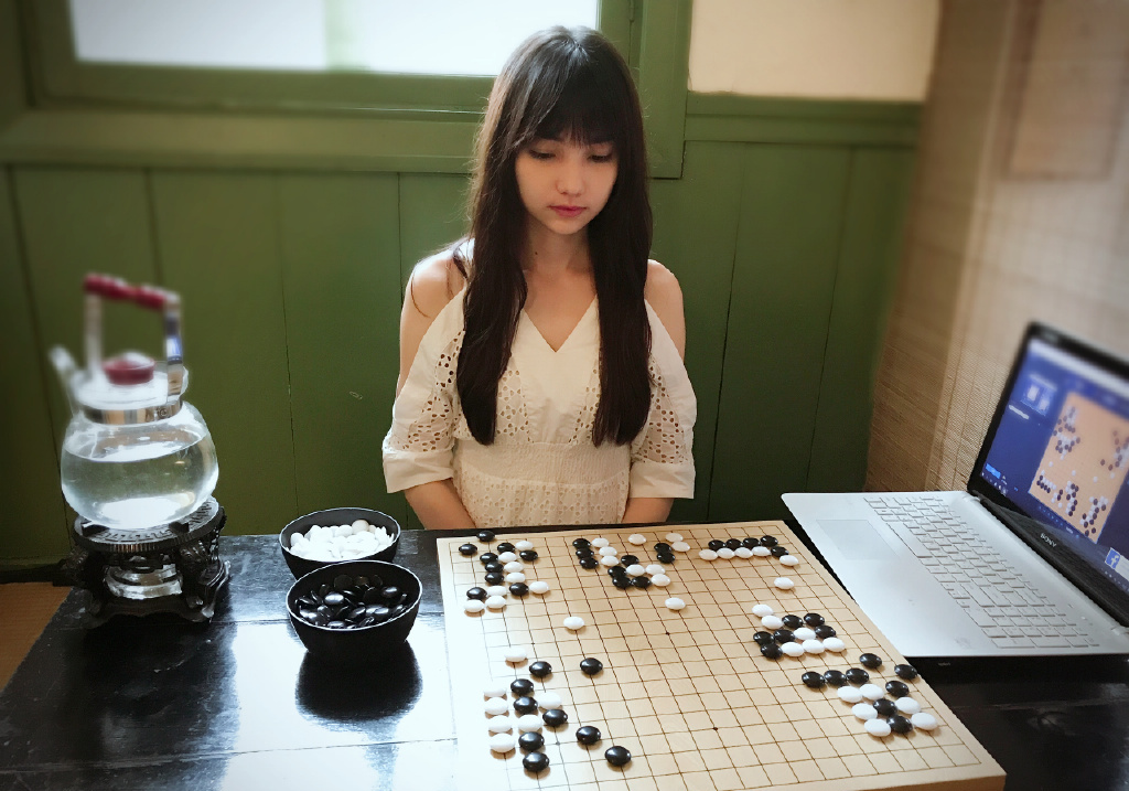 她是"最美围棋女神"因清纯外表而走红,如今已是著名美女棋手