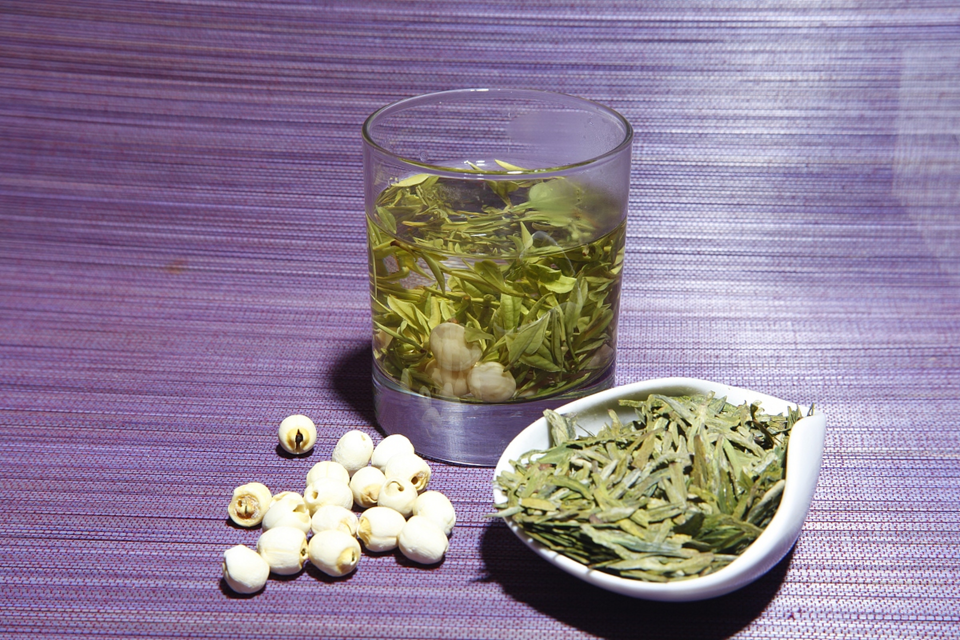 烦躁不眠者可饮莲心茶  失眠是常见的症状,严重影响日常的工作于健康