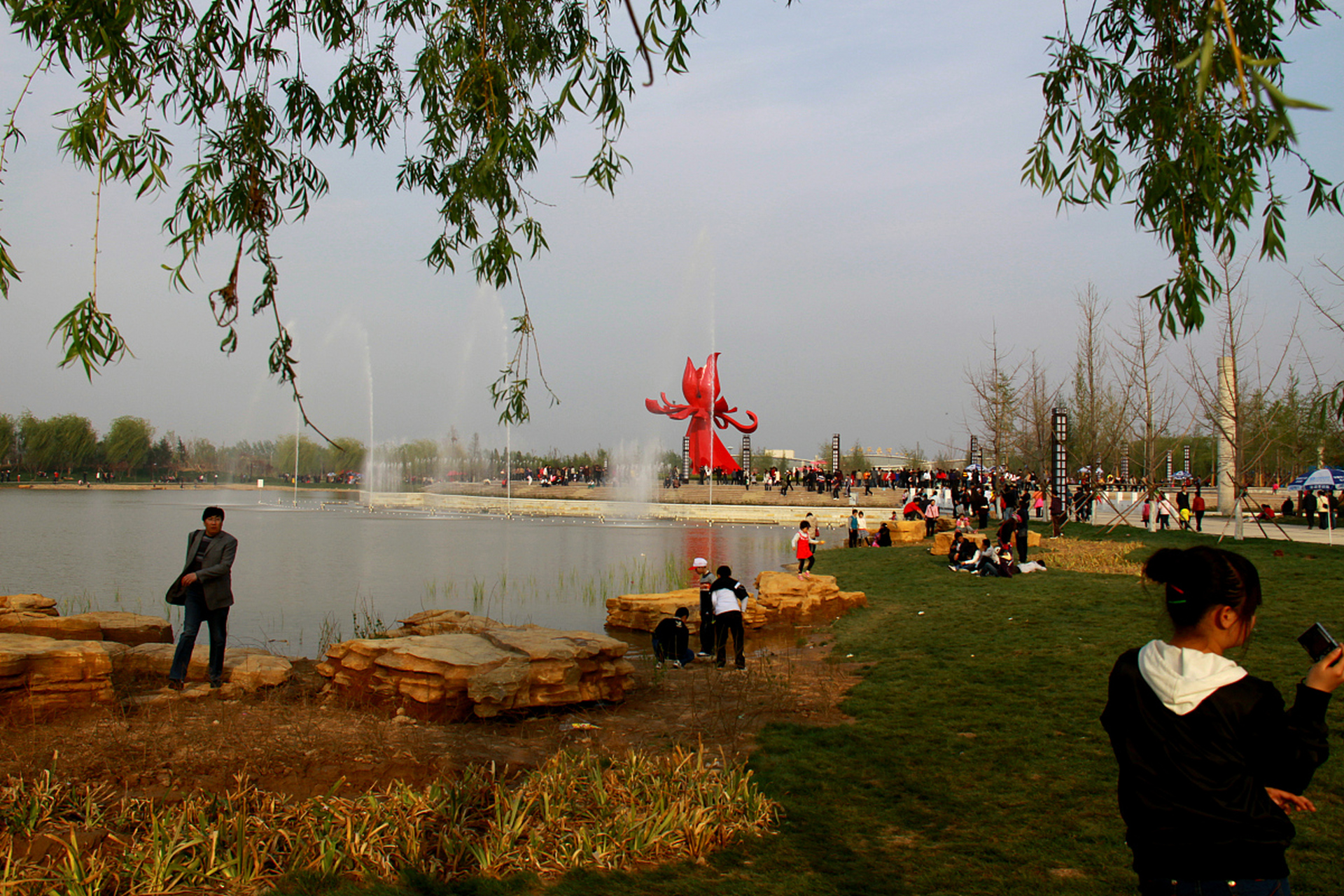郑州世纪公园:城市绿洲,休闲胜地 在繁华的郑州城市之中,隐藏着一处