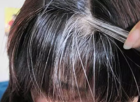 洗头加点"柚子皮",滋养发根,白发慢慢黑