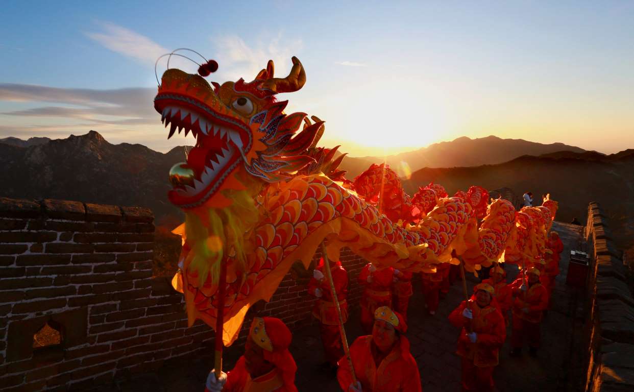 中国,北京,1月1日,人们在长城上表演舞龙来庆祝新年.