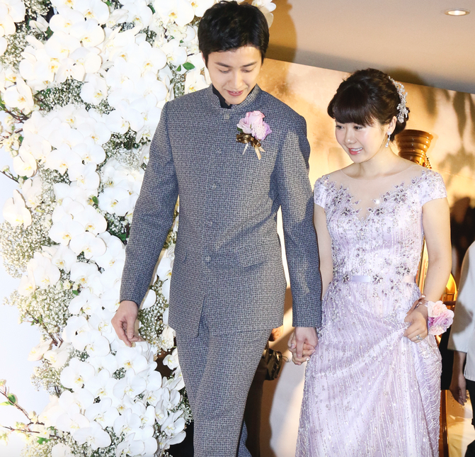 福原爱,江宏杰台北婚礼举办现场:新人十指紧扣,刘诗雯当伴娘