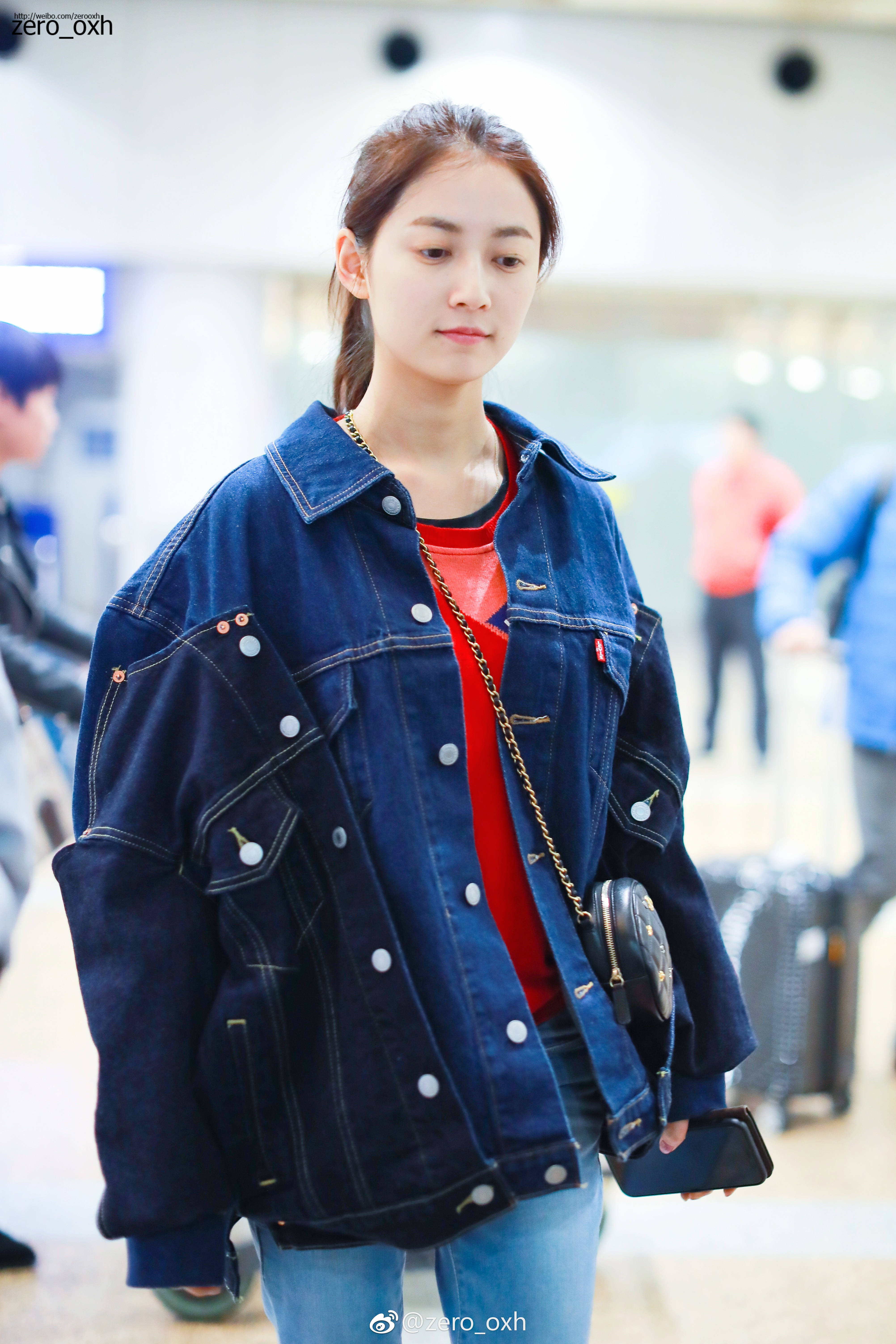陈钰琪穿蓝色牛仔套装现身机场,皮肤白皙,面带微笑.