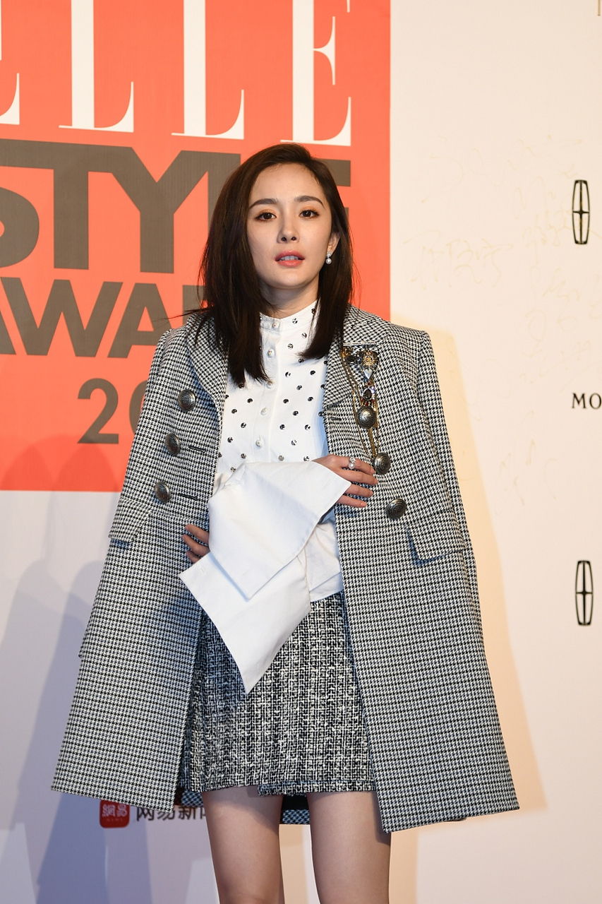 杨幂现身巴黎时装周,成全场最亮眼的女神!