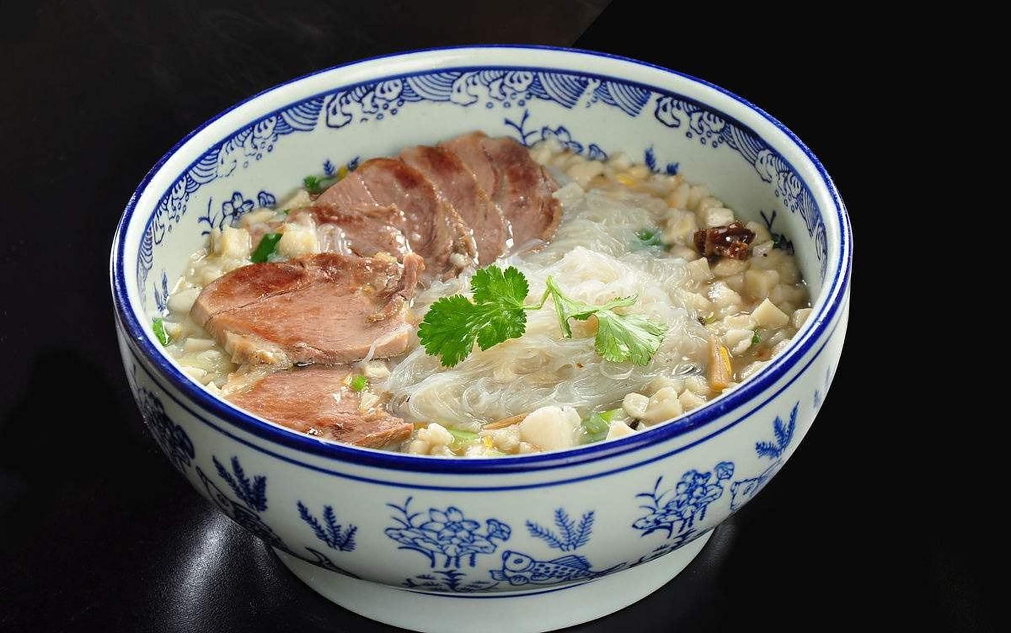 城市身边事#【西安美食】牛羊肉泡馍:西安牛羊肉泡馍的最大特色臼是