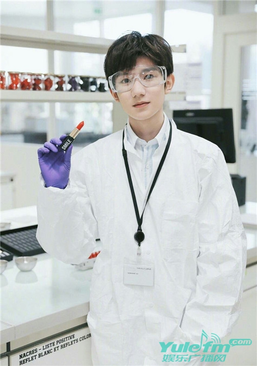 王源亮相口红实验室,体验制服工作超惊喜