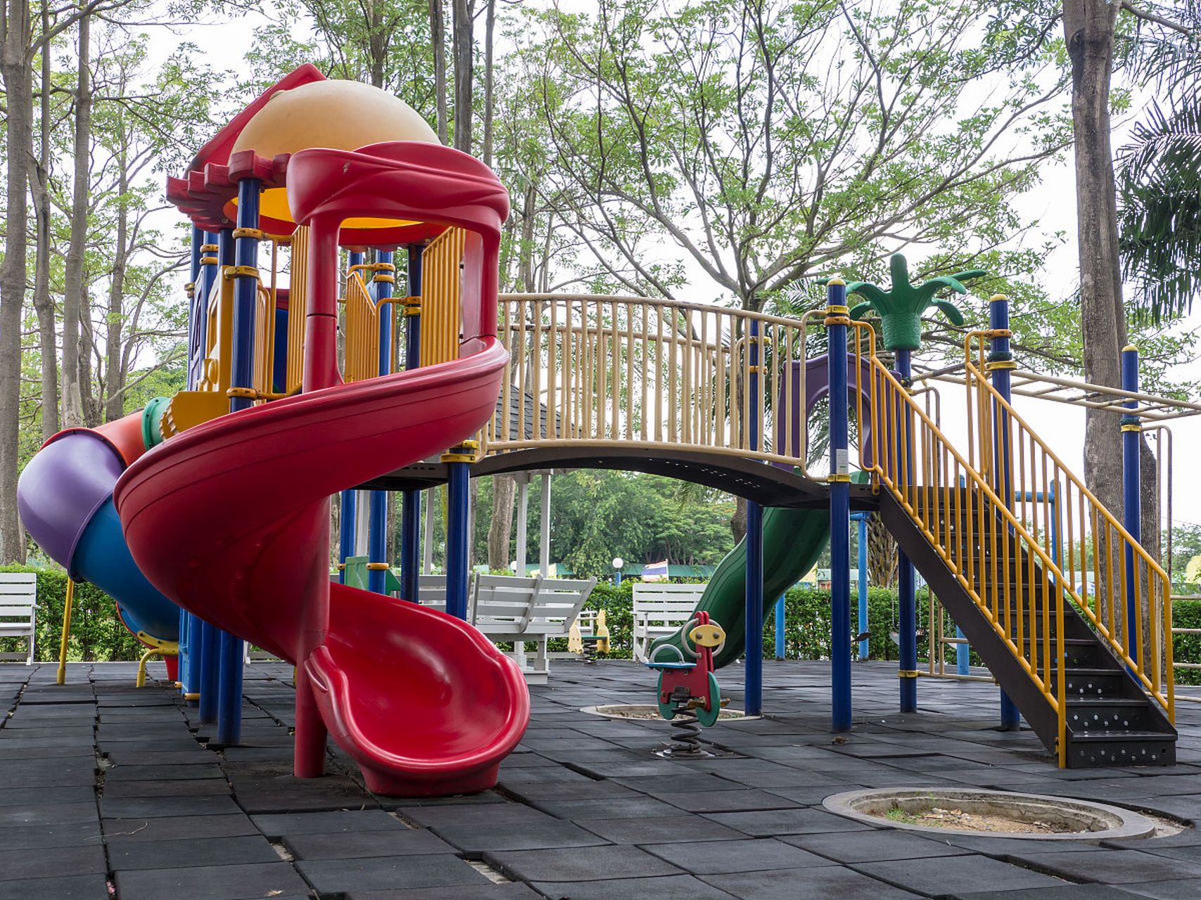 乐山适合小朋友玩的地方有动物园,儿童乐园,科技馆,博物馆和水族馆