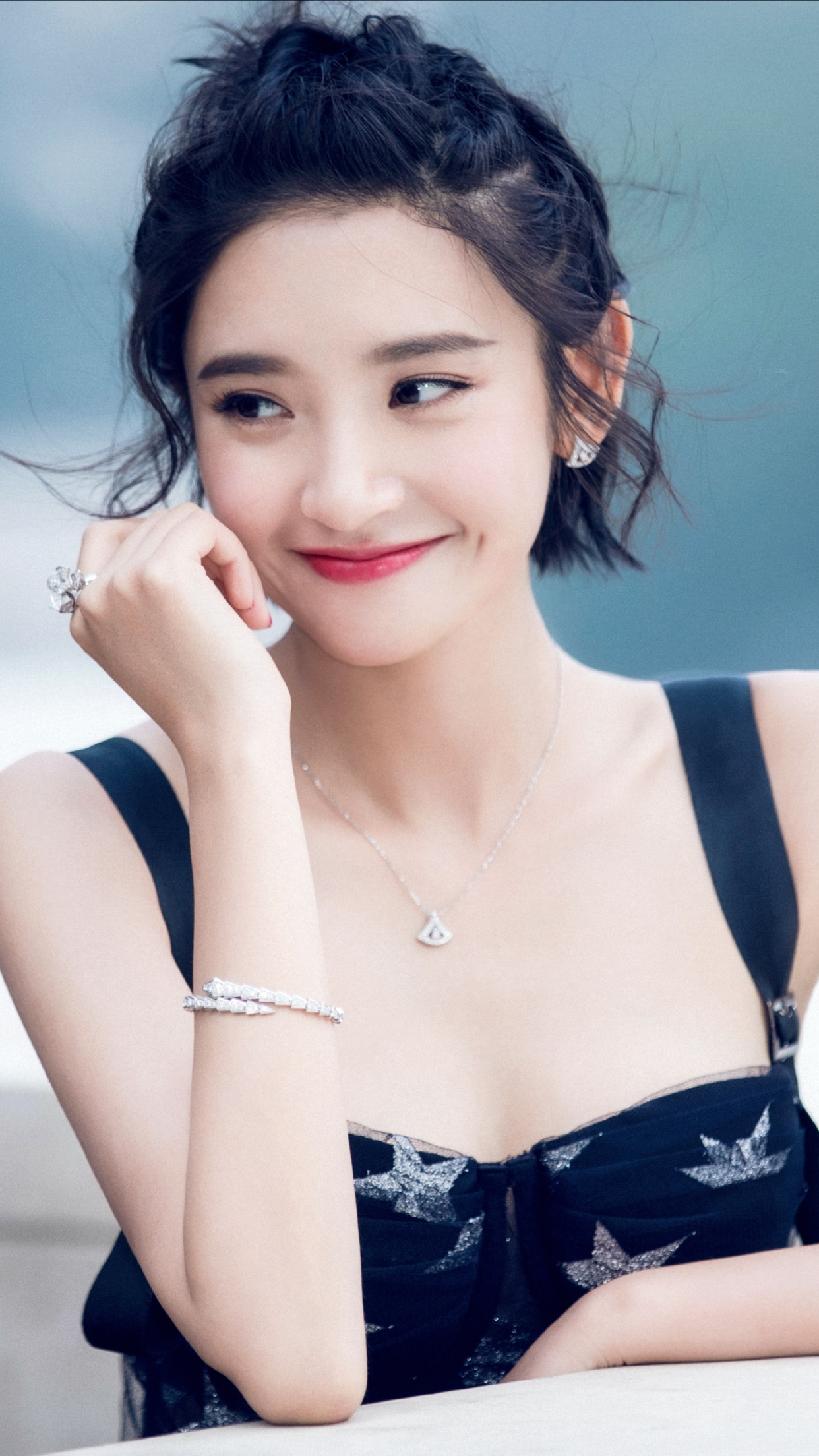 精美壁纸:唐艺昕,肤白貌美,笑容灿烂!