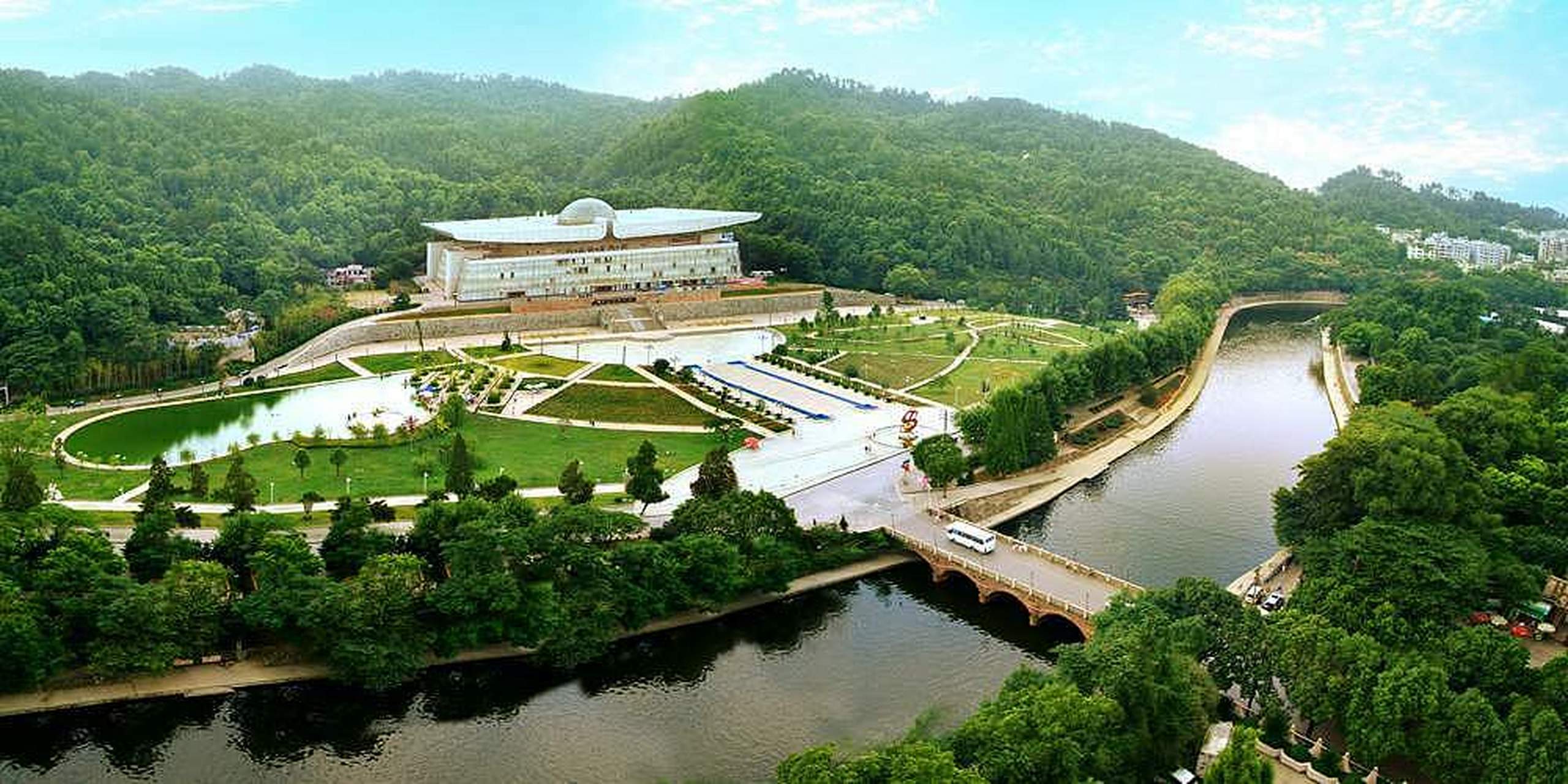 贵州省遵义市凤凰山文化广场.