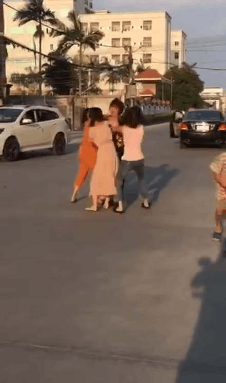 毁三观!潮汕一男子竟当街帮着"小三"殴打自己的老婆和母亲!