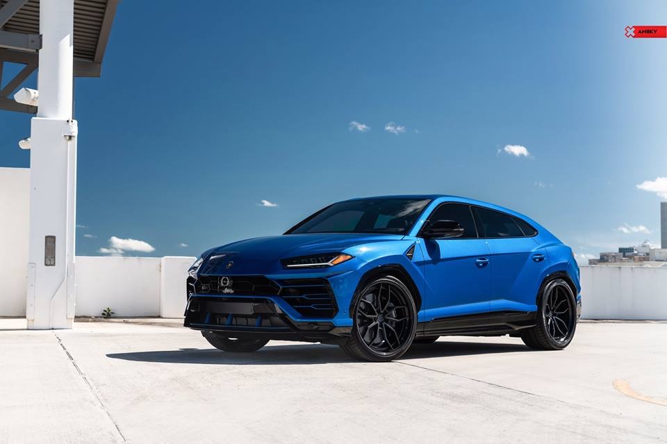 全新兰博基尼urus蓝色的外观