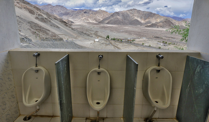 印度拉达克藏传佛教寺院的厕所,厕所对望无垠的山脉