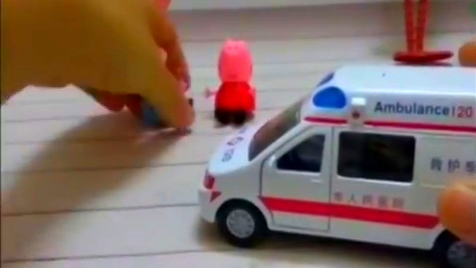 小猪佩奇救护车吊车货车搅拌机挖掘机工程车玩具视频