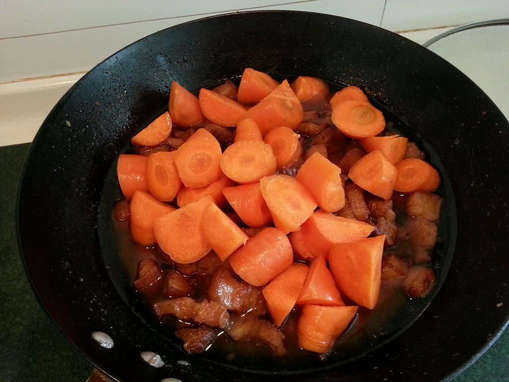 胡萝卜焖肉,荤素搭配,营养均衡,软糯香甜,美味又下饭!