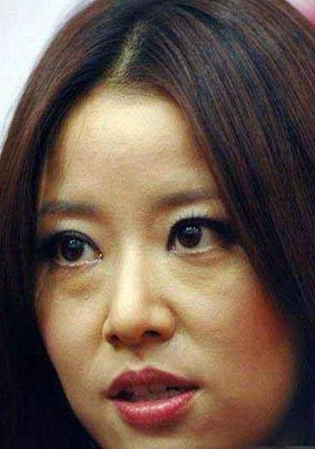 高清镜头下的胡静,脸部蜡黄,和之前的照片差距有点大呢!