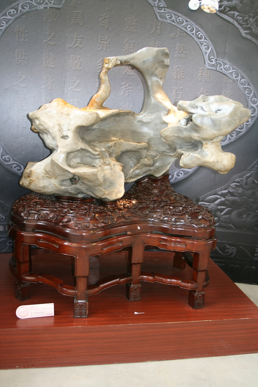 广东的英石,又称英德石,产于英德市,具有悠久的开采和玩赏历史.