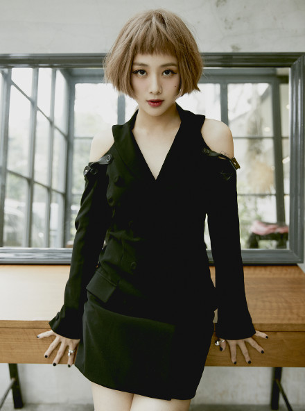 吴映洁鬼鬼扎着凌乱的发型,画着充满韩国风格的妆容,真是给人不一样的