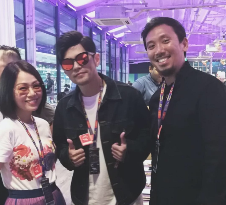 米雪新加坡参加活动,和周杰伦爱徒董姿彦合影,一个优雅一个知性