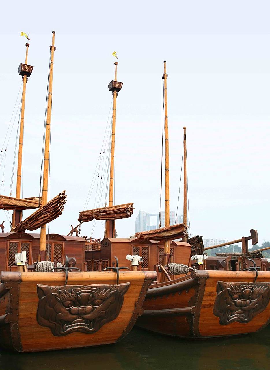 宋朝的商船具有以下特点: 船型:宋朝商船的船型较为优秀,有"海船","江