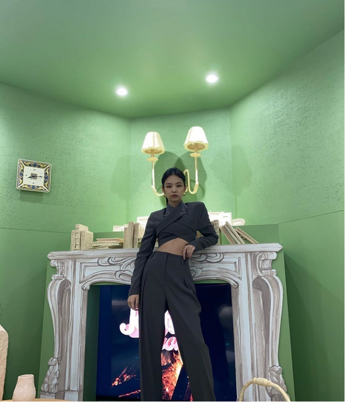 金智妮这身哪里是西装啊!分明是露腰 露背装,从背影来看更性感