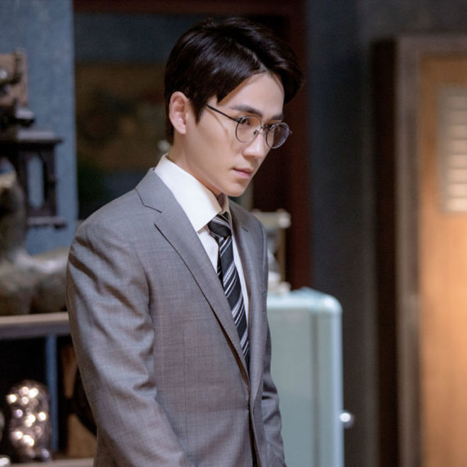 朱一龙拍写真,肉乎乎的小脚丫成功抢镜,简直太可爱了!