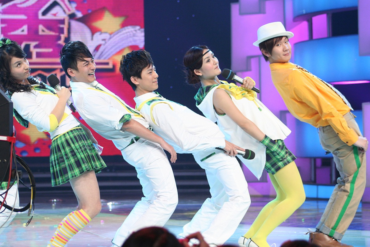 《快乐大本营》的结束对芒果超媒产生了多方面的影响,包括收入减少