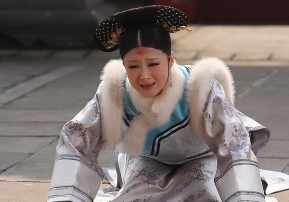 华妃崩溃撞墙,看少女甄嬛和怨妇端妃,有什么不一样的看法!