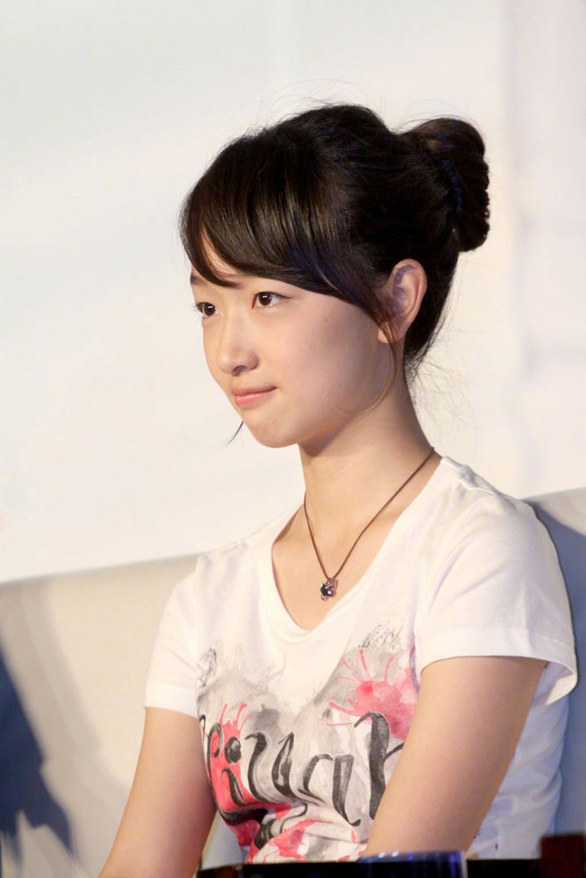 周冬雨17岁时候的美照,刚拍过《山楂树之恋》不久,可爱的丸子头搭配