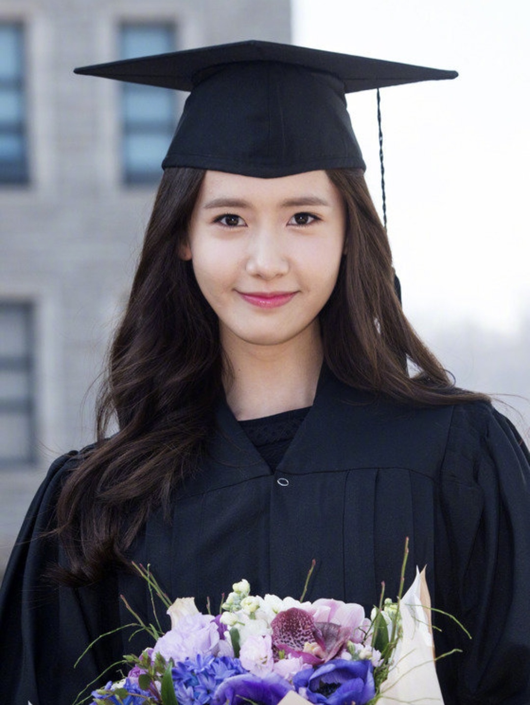 林允儿东国大学拍摄毕业照.