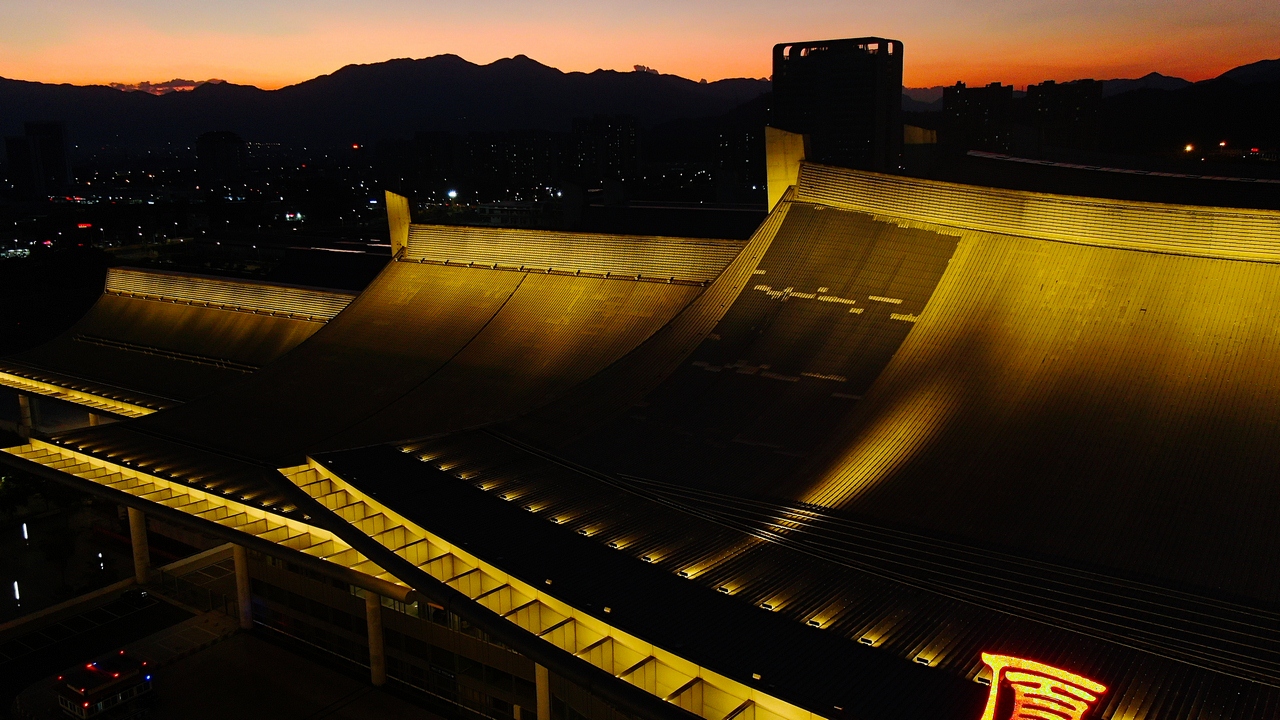 航拍镜头下的福建厦门北站夜景风光,画面很美