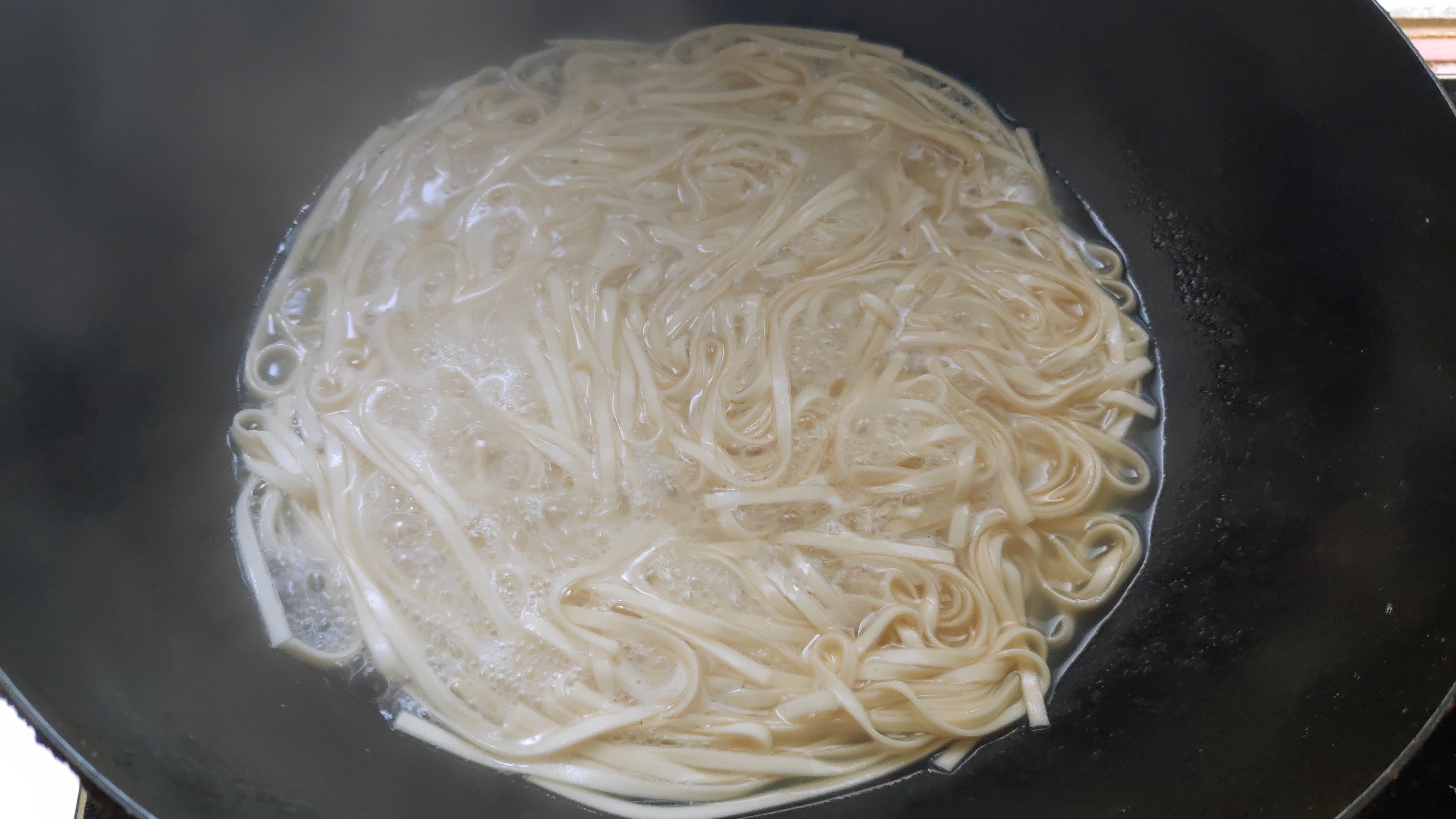 【食材】细面条100g(1人份),小香葱80g,猪油或植物油50g,生抽40g,糖2g