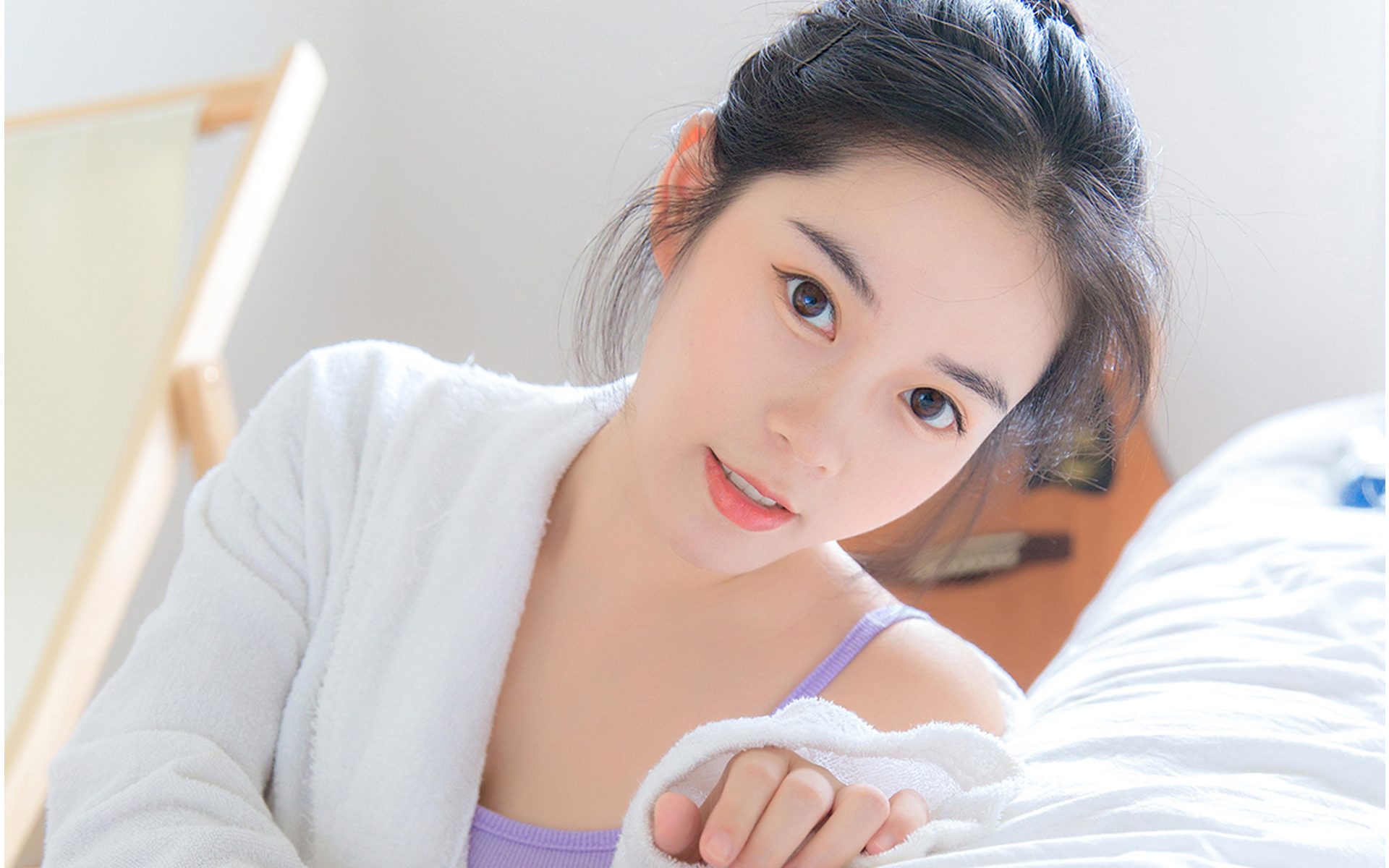 性感吊带丸子头女神