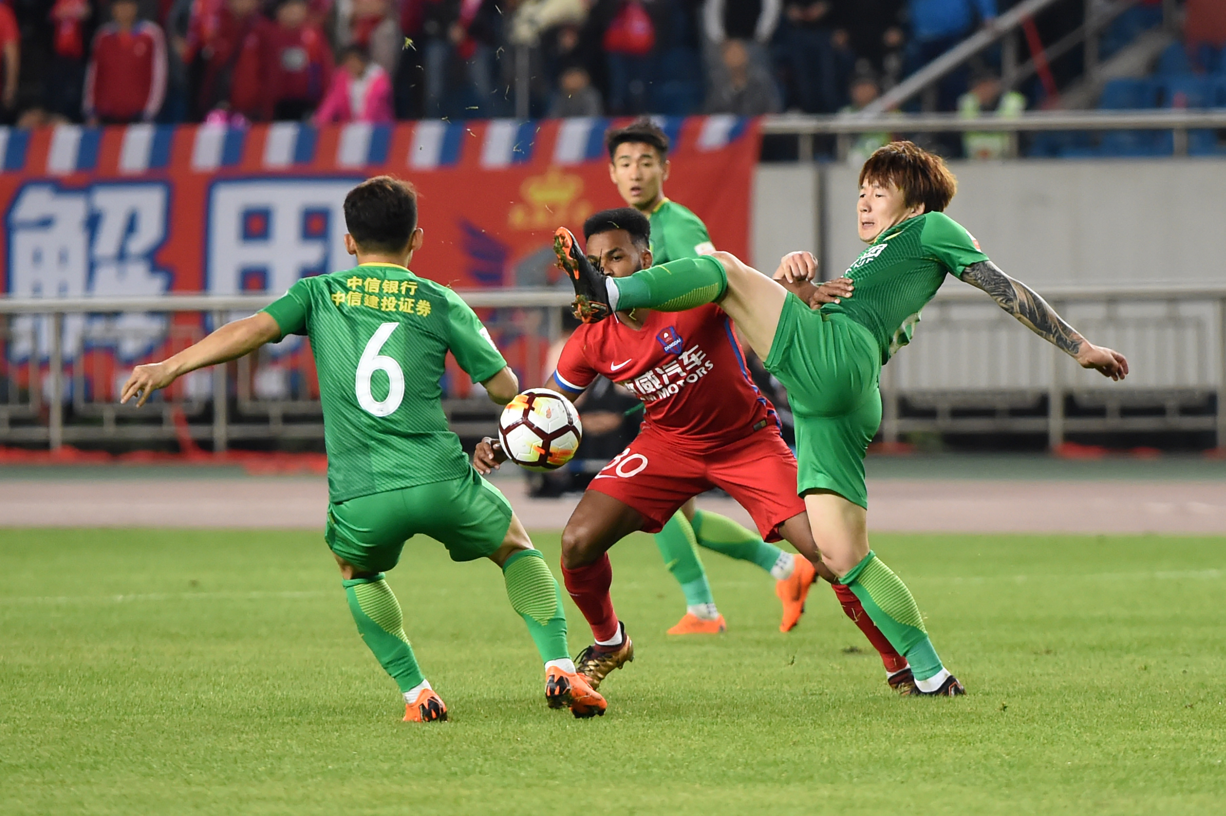 足球——中超:重庆斯威平北京中赫国安(2)