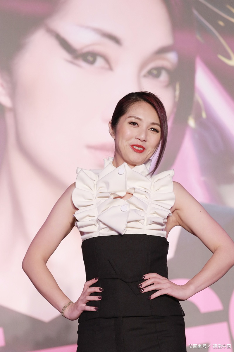 杨千嬅,原名杨泽嬅,1974年2月3日出生于中国香港,祖籍广东汕头, [1-2]