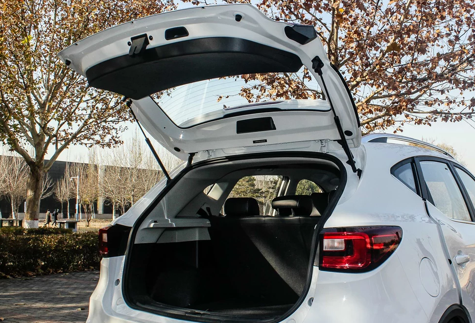这款车的后备箱打开后,有种一眼望穿的感觉,空间相比是比较大的,也是