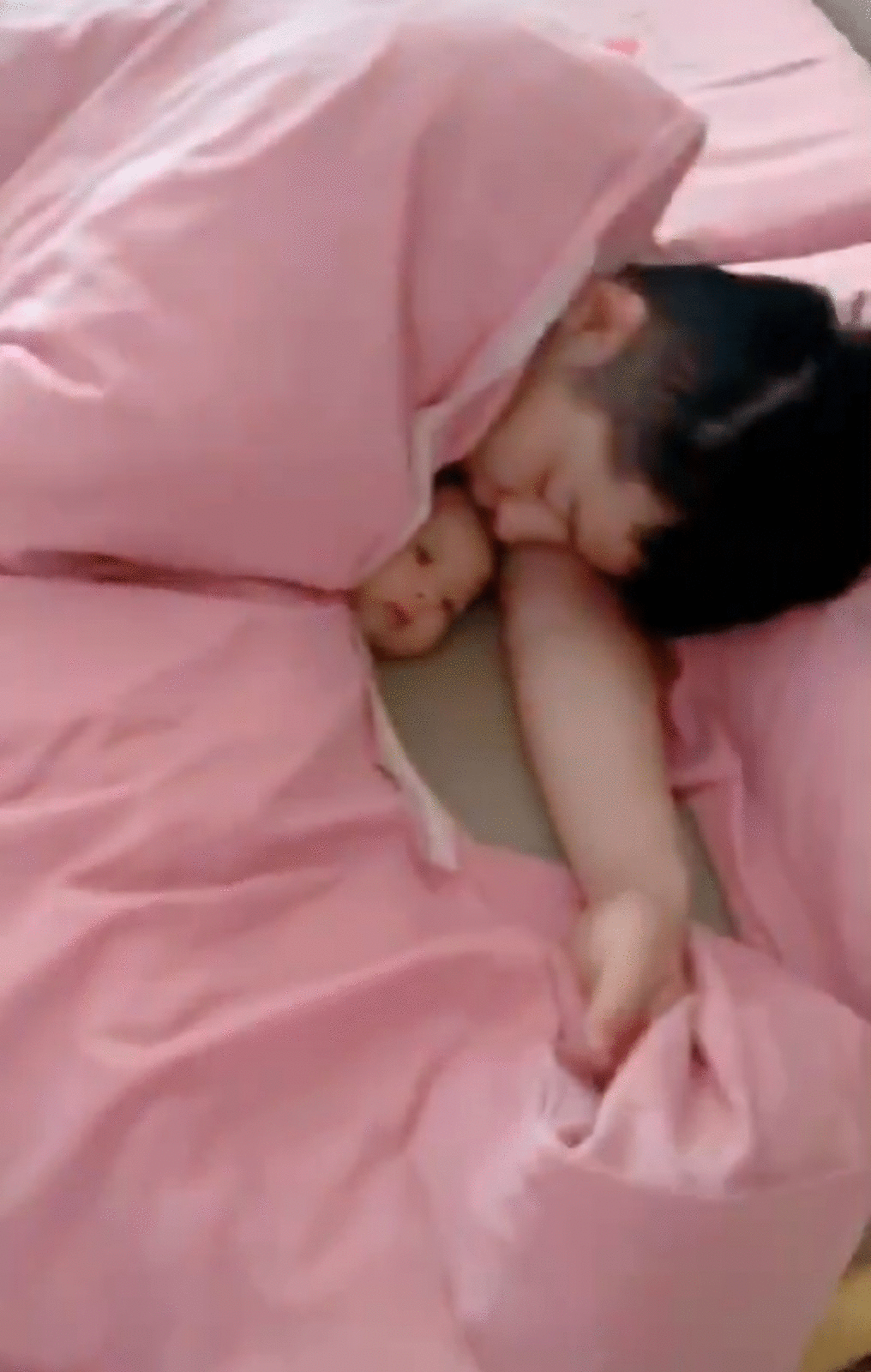 宝宝哄爸爸睡着后,躺在床上一脸呆萌,娃:妈妈,爸爸被我哄睡了