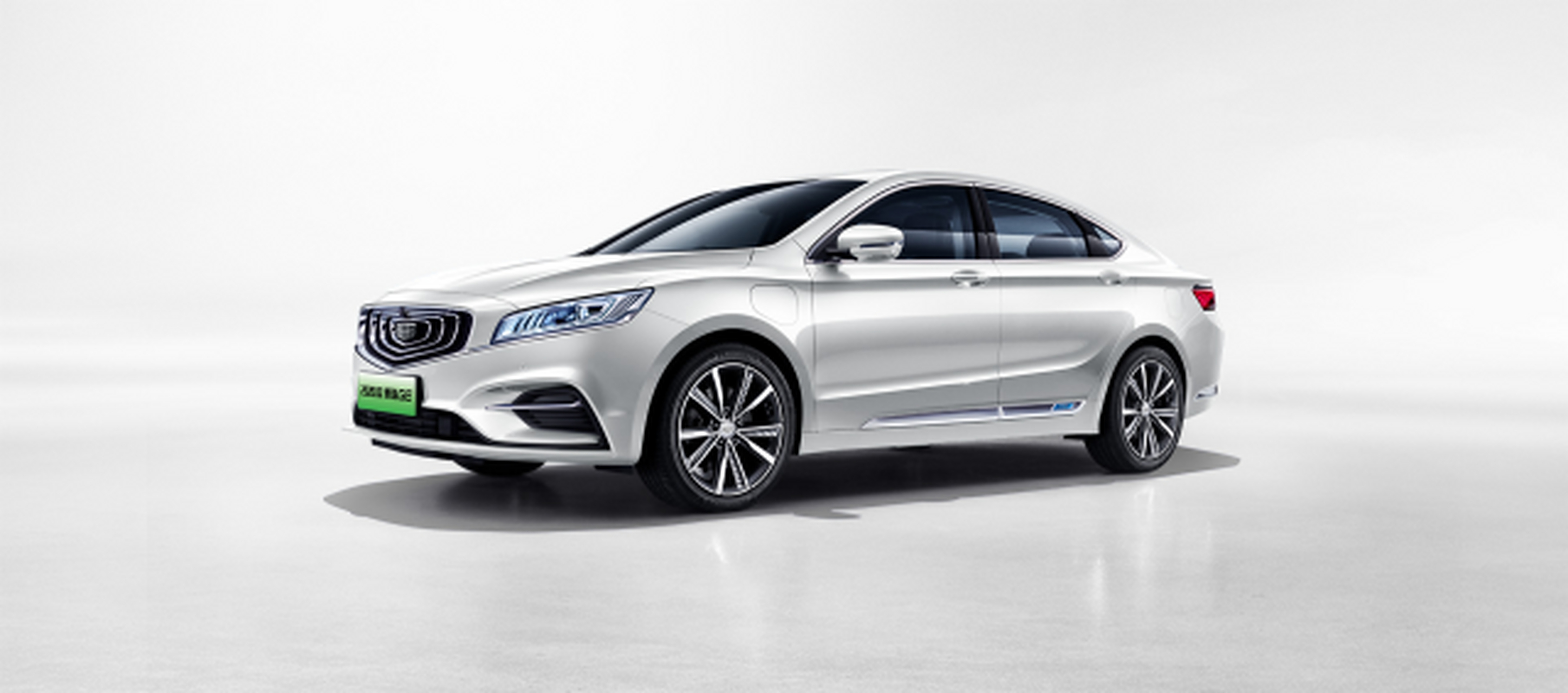 2020款博瑞ge换装了黑色车标,其中1.5t phev插混车型匹配11.