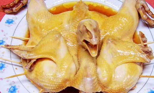 清蒸童子鸡,肉质鲜嫩,鸡肉蛋白质的含量很高,很容易被人体吸收!