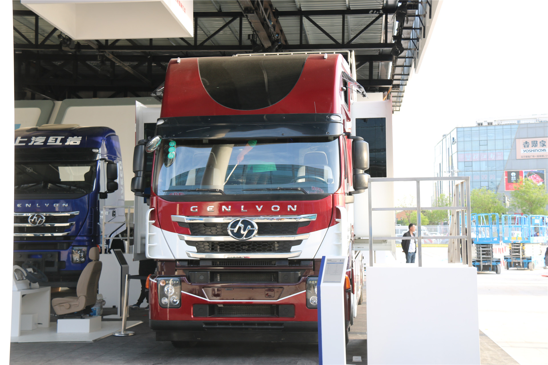 陆上豪华游艇!上汽红岩杰狮房车