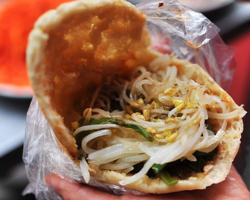 夜市大姐卖另类自助馍夹菜,十几样菜随意搭配,吃过2个才叫过瘾