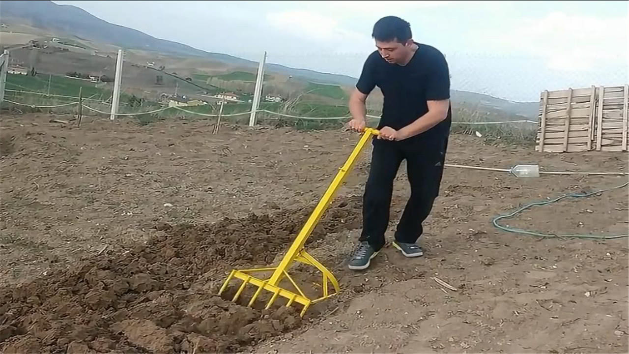 厉害了我的叔!大叔发明松土神器,不用油不用电,50元造一把