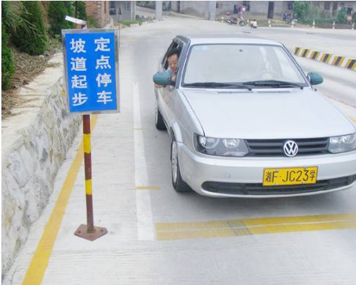 科目二半坡起步为啥总出错?老教练:掌握这几点,考试一把过!