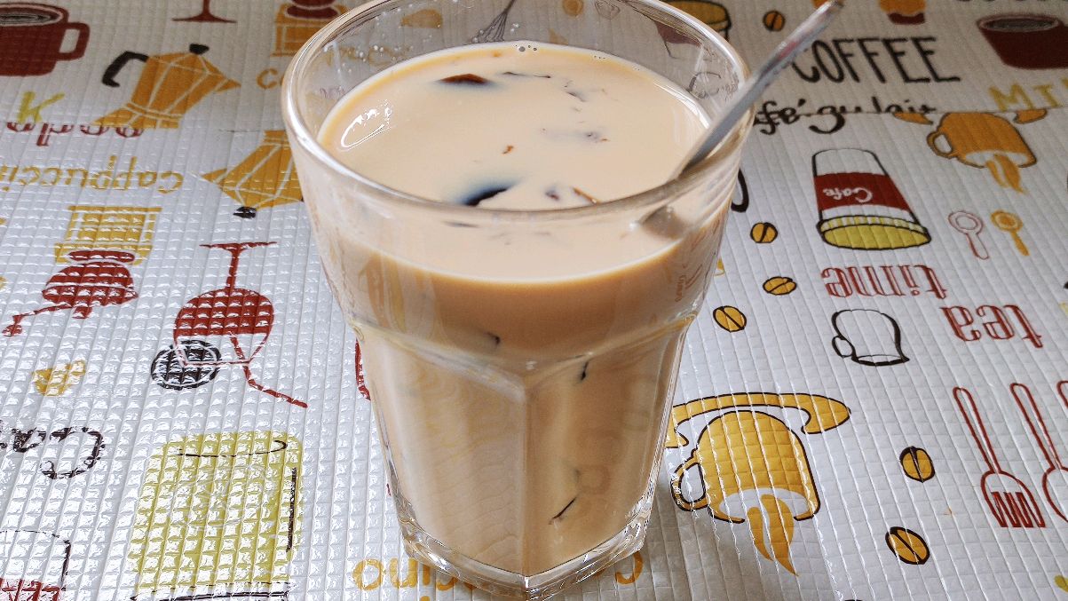 咖啡、红茶和旺仔牛奶的搭配,又是一杯完胜奶茶店的饮品