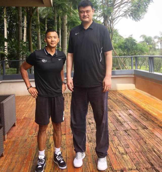 当1米9的陈建州和姚明同框,差距一目了然,有优势就是好!