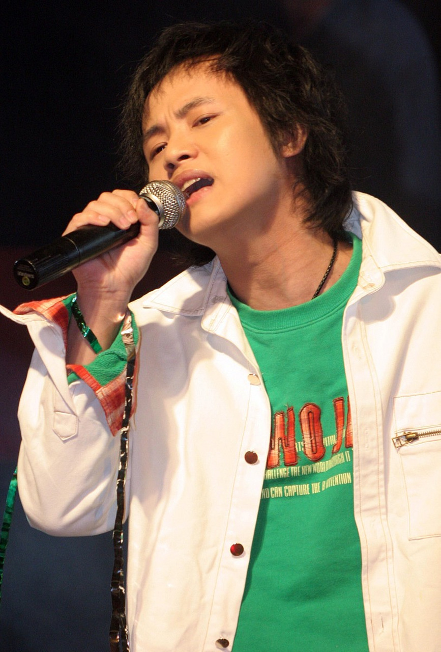 郑源,被誉为华语流行乐坛的情歌王子,是一位集作曲,作词,演唱于一身的