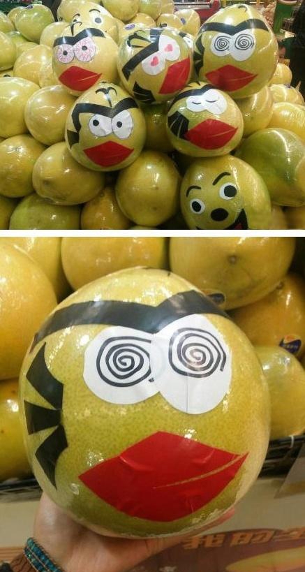 搞笑gif:超市大妈,你店里这些柚子表情不错!